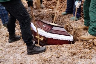 Číňan fingoval vlastní smrt i s pohřbem, aby se vyhnul vězení za řízení v opilosti - Novinky