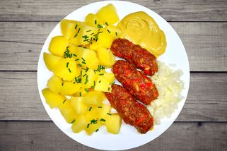 Pikantní čevabčiči z trouby: Šťavnaté a bez smažení | Vaříme s Mozkem