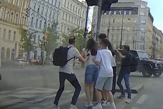 Jízda s majáky, stejná křižovatka a viníkem byl řidič sanitky. O nehodě Turka zatím není jasno - Echo24.cz