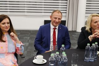 Patrioti pro Evropu v XTV. Smlouva za statisíce, o níž europoslanci nechtěli mluvit
