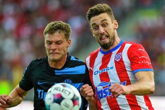 Podivný zákrok v Brně. Stoper Zbrojovky už mířil do kabin, nakonec dohrál - Sport.cz