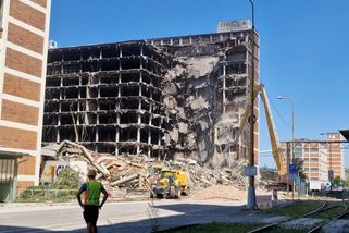 Ve Zlíně se zřítila další část vyhořelé budovy 34, stojí už jen nejstarší stavba - Novinky
