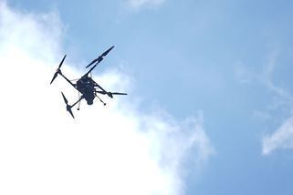 Na Slovensku v průběhu fotbalového utkání spadl na trávník dron - Sport.cz