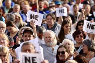 „Nepostupovali jsme dost tvrdě vůči dezolátům.“ Náměstí jde proti extremistům - Seznam Zprávy