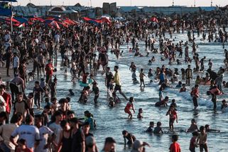 Fotky: Gazané prchají před vedrem k moři. Je plné splašků a odpadků - Seznam Zprávy