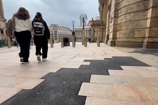 Zděšený Birmingham: Dlažbu v historickém centru záplatují asfaltem
