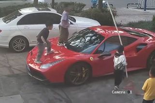 Děti si udělaly skluzavku z Ferrari. Majitel podal žalobu na jejich rodiče - Novinky