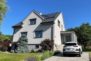 Praktické zkušenosti s použitím elektromobilu a domácí fotovoltaiky - Médium.cz