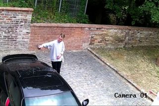 Vandal poplival a poškrábal porsche Daniela Landy, kamery ho natočily - Novinky