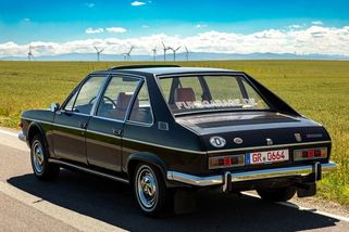 Že už vás nemá Tatra 613 čím překvapit? Tak mrkněte na tento jedinečný kousek pro papaláše z DDR - Garáž.cz