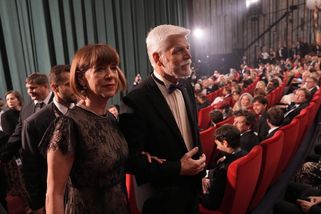 Prezident Pavel doprovodil na závěr festivalu Andreu Bartoškovou - Novinky