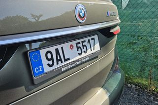 Ministerstvo dopravy plánuje přenositelnost dopravních značek. Jednu budete moci mít celý život