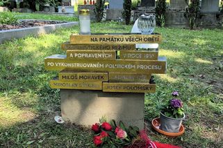 Msta šla až za hrob. Příbuzní popravených mužů mohou konečně položit květinu u pomníku - Novinky