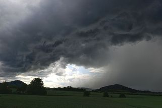 Hrozí silné bouřky, bude jich ale málo. Meteorologové vysvětlili proč - Novinky