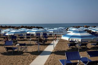 Letoviska vyhlašují válku „ručníkovým rezervacím“ lehátek - Seznam Zprávy