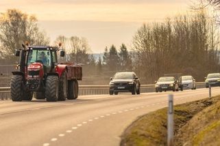 Řidiči v tom často chybují. Za nesprávné předjetí traktoru či cyklisty hrozí pokuta až 25 000 Kč, varuje policie