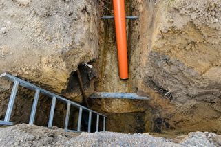 „Herečka vyváží fekálie z chemického WC na obecní hnojiště,“ tvrdí soused. Zveřejnil dokument