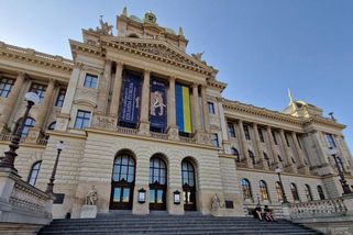 Ukrajinská vlajka musela dolů, na Národním muzeu ustoupila fosiliím - Novinky