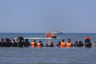V Lamanšském průlivu vzplál člun se 157 migranty - Novinky