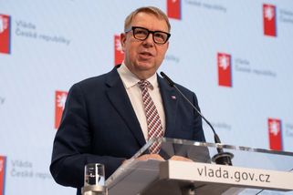 Juchelka hájil exporadkyni útokem na novinářku. Babiš přidal řeči o lžích, Schillerová o kvičení