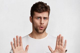 Lukáš (30): Manželka mě nutí k porodu, ale já se bojím, že tam zkolabuji. Místo opory teď doma čelím jen výčitkám a urážkám