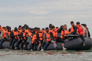 Do Británie připlulo rekordních 230 migrantů na jediném člunu - Novinky