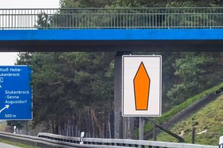 Zvláštní dopravní značka mate i zkušené řidiče. Na dálnici přitom ušetří klidně desítky minut