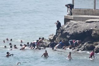 Migrační krize v Ceutě: Itálie zváží pozastavení Schengenu. Neuhneme ani o píď, říká Meloniová