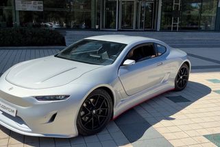 Z nuly na sto za tři sekundy. Čeští vědci a studenti postavili superauto Titan