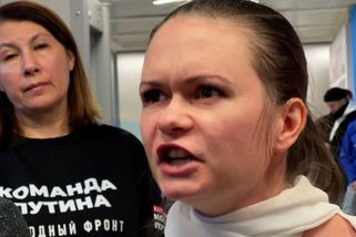 Místo muže mi vrátíte osekaný košťál? Rozčílená žena se rozkřičela v Putinově předvolebním štábu - Novinky