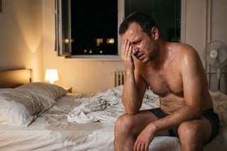 Spíte v létě naostro? Fyzika ukazuje, proč se kvůli tomu pečete ve vlastní šťávě - Médium.cz