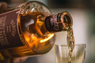 Naděje na peníze z whisky míří k soudu. 716 investorů stále čeká na miliony - Seznam Zprávy