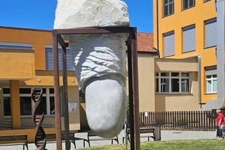 Kapka vody nebo pánské přirození? Socha v Plané nad Lužnicí u školy pobuřuje místní - Novinky