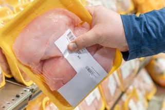 Všimla si protrženého obalu kuřete až u pokladny. Prodavačka ji místo výměny nepříjemně odbyla