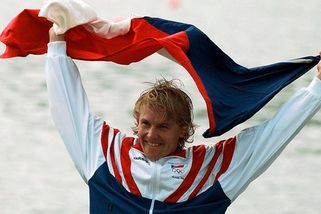 PAMĚŤ SPORTU: Mladý, drzý, dvakrát zlatý. Jak český blonďák se šátkem ohromil svět - Sport.cz