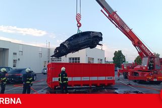 V autosalonu začal hořet elektromobil, hasiči ho museli ponořit do kontejneru