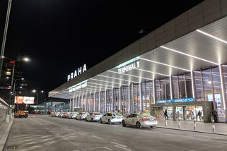 Otec zkazil dětem dovolenou. Na pražském letišti prohlásil, že je terorista