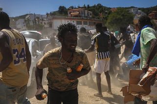 Desítky migrantů ze Ceuty se dostaly na španělskou pevninu - Novinky