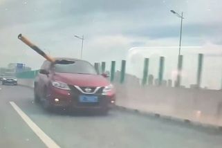 Čínský řidič se podruhé narodil, jeho auto prošpikovala masivní kovová roura - Novinky