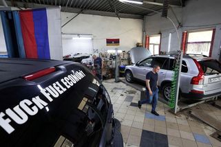 Rusové předělávají svá auta na plyn, benzinu je nedostatek
