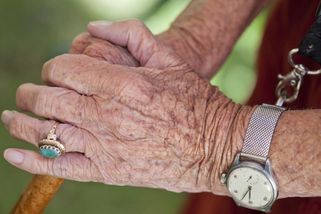 Seniorka přišla o více než sto tisíc korun. Policie ukázala na nečekaného viníka