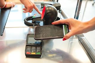 „Je trapné to odmítat, když tam stojí obsluha." Novinka na terminálech dopálila Čechy, připlatí si i 20 %