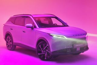 Za ty prachy?! Čínský soupeř pro Tiguan a Tucson má velký kufr, úsporný hybrid a jednu unikátní vychytávku - Garáž.cz