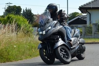 Yamaha Tricity 300 s airbagem je nejbezpečnější motorka na světě. Navíc vám na ni stačí béčkový řidičák - Garáž.cz