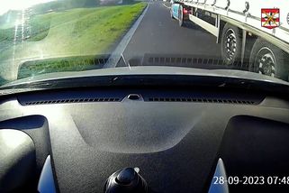 Kamion na Břeclavsku málem vytlačil auto ze silnice. Řidič si nebezpečný manévr natočil - Novinky