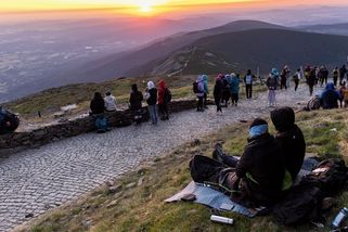 Noční turisté na Sněžku ruší jeleny, říká park a rozdává pokuty - Seznam Zprávy