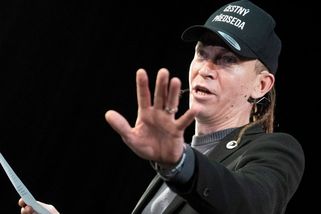 Pirát Bartoš Prague Pride nepodcenil: Dredy se musely „vytunit“, poslanec Volpe oblékl duhové tílko a ukázal svaly - Super.cz