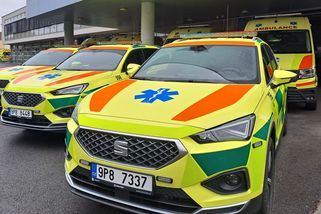 Osmdesátiletý řidič na Plzeňsku narazil do betonové zábrany. Na místě zemřel - Novinky