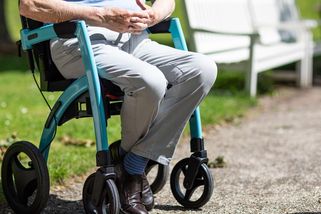 Placenou společnicí starého pána: když hlava pořád chce, ale tělo už nemůže - Médium.cz