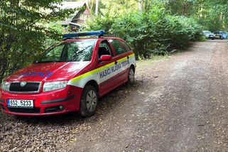 Po požáru chatky ve středočeských Dobřichovicích našli policisté mrtvého muže - Novinky